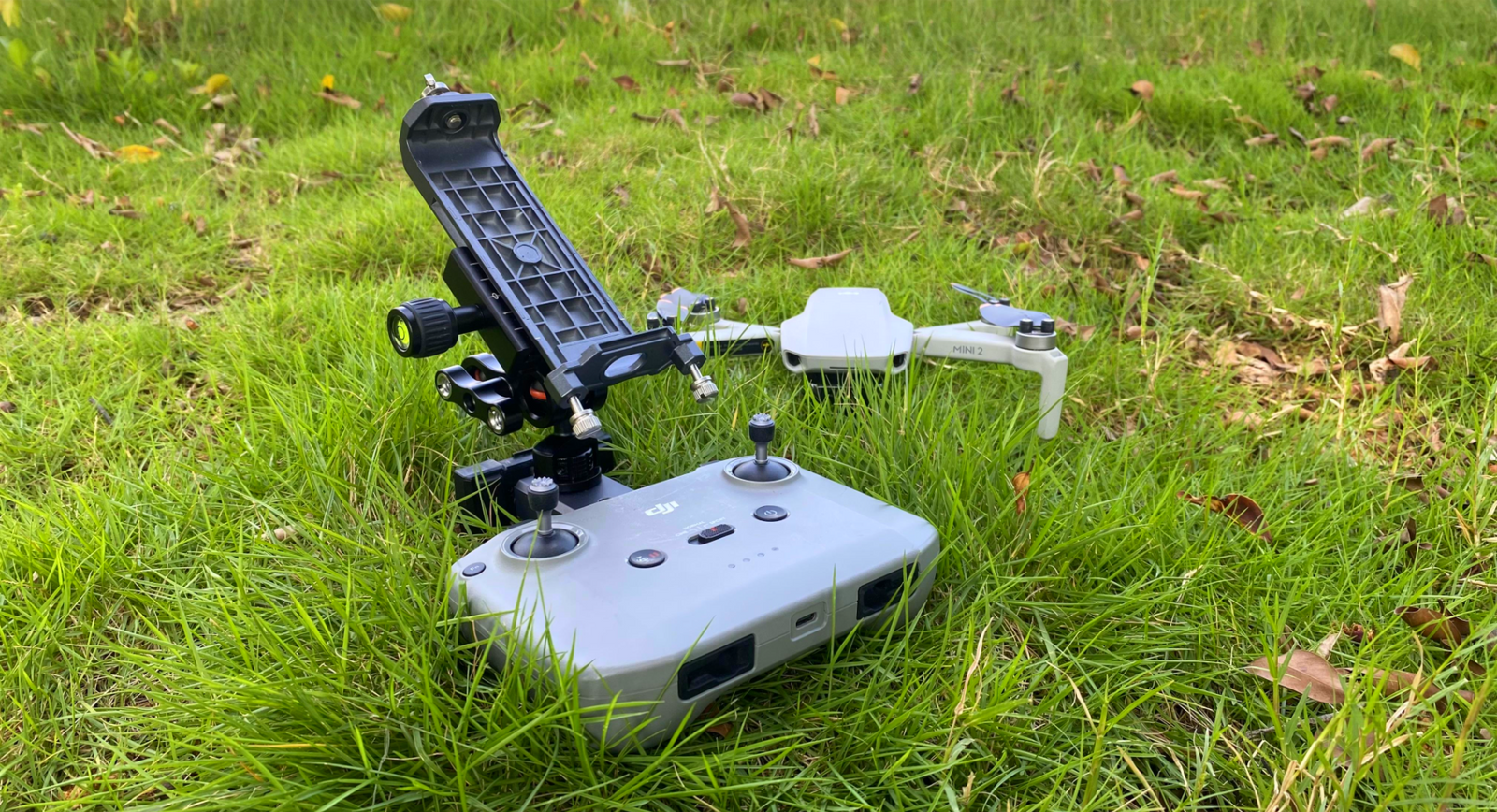 HUGEROCK X7 back clip mount with DJI Mavic and Mini drone controllers